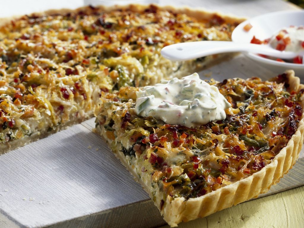 Wirsing-Tarte mit Kressejoghurt Rezept | EAT SMARTER Wirsing-Tarte mit Kressejoghurt Rezept | EAT SMARTER