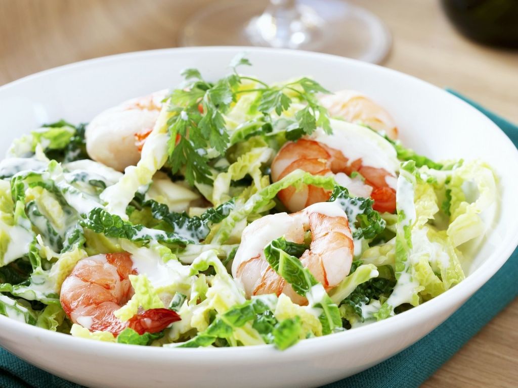 Wirsingsalat mit Garnelen und Joghurtdressing Rezept | EAT SMARTER Wirsingsalat mit Garnelen und Joghurtdressing Rezept | EAT SMARTER