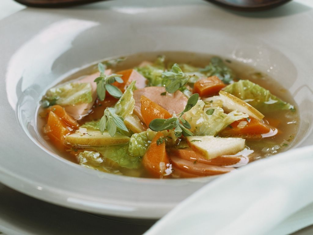 Wirsingsuppe mit Fleischwurst und Senf Rezept | EAT SMARTER