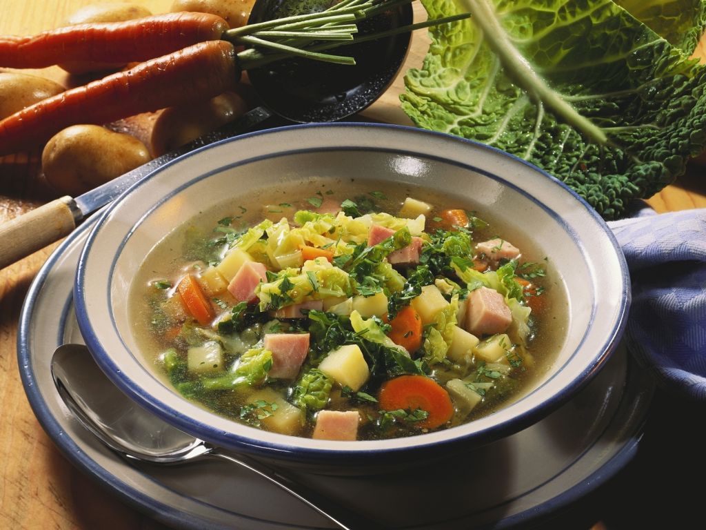 Wirsingtopf mit Kassler, Kartoffeln und Karotten Rezept | EAT SMARTER