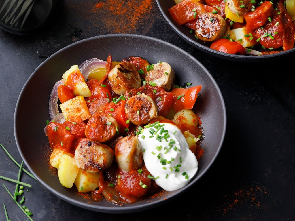 Würstchengulasch mit Kartoffeln Rezept | EAT SMARTER Würstchengulasch mit Kartoffeln Rezept | EAT SMARTER