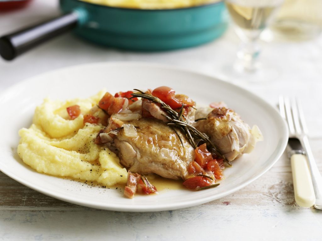 Würziges Hähnchen mit Kartoffelbrei, Tomaten und Knoblauch Rezept | EAT ... Würziges Hähnchen mit Kartoffelbrei, Tomaten und Knoblauch Rezept | EAT ...