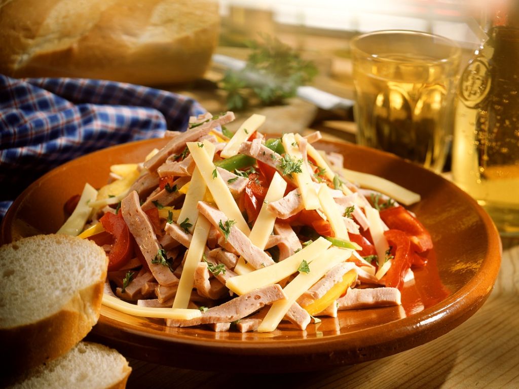 Wurst-Käse-Salat Rezept | EAT SMARTER