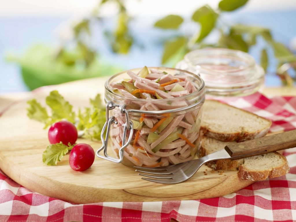 Wurstsalat mit Essiggurken Rezept | EAT SMARTER