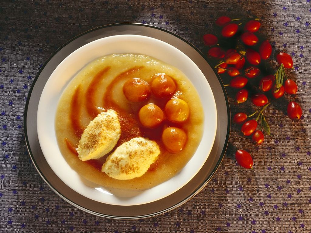 Zimtmousse auf Fruchtspiegel Rezept | EAT SMARTER