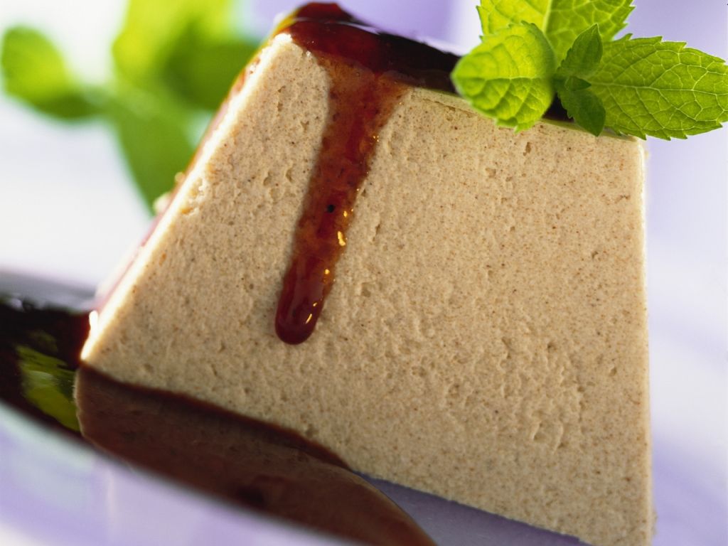 Zimtparfait mit Pflaumensoße Rezept | EAT SMARTER