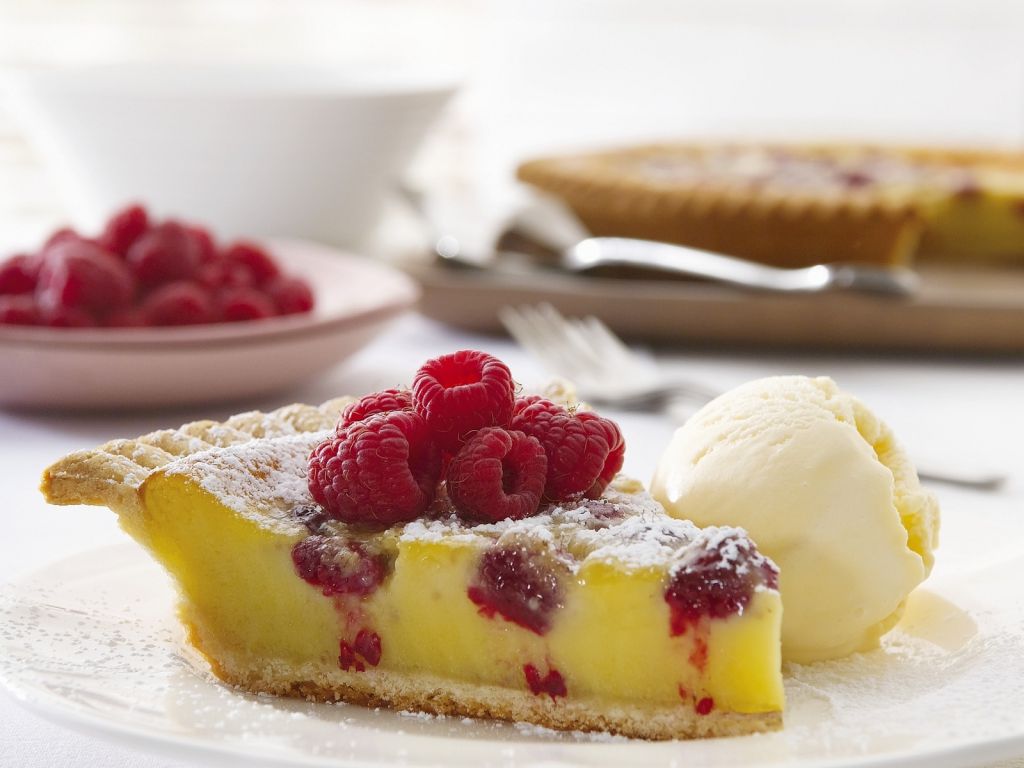 Zitronen-Himbeer-Kuchen mit Eis Rezept | EAT SMARTER