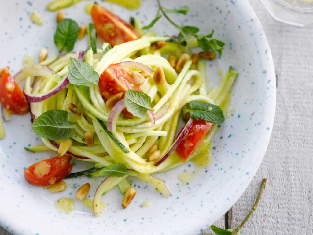 Zoodles mit Mangosauce Rezept | EAT SMARTER