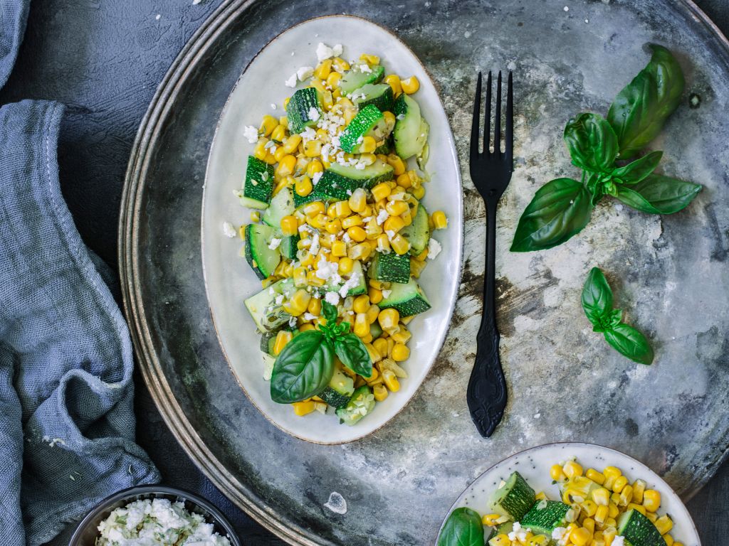 Zucchini-Mais-Salat mit Basilikum Rezept | EAT SMARTER Zucchini-Mais-Salat mit Basilikum Rezept | EAT SMARTER