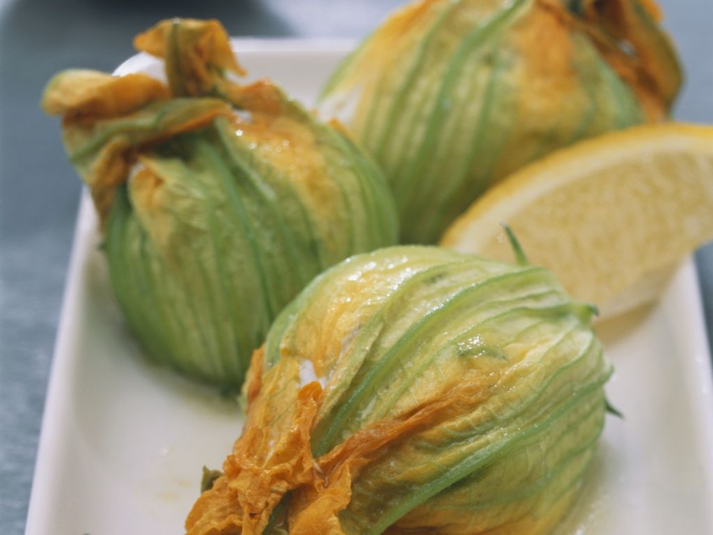 Zucchiniblüten mit Füllung Rezept | EAT SMARTER Zucchiniblüten mit Füllung Rezept | EAT SMARTER