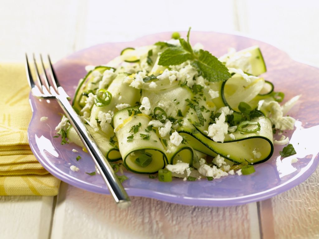 Zucchinisalat mit Schafskäse Rezept | EAT SMARTER