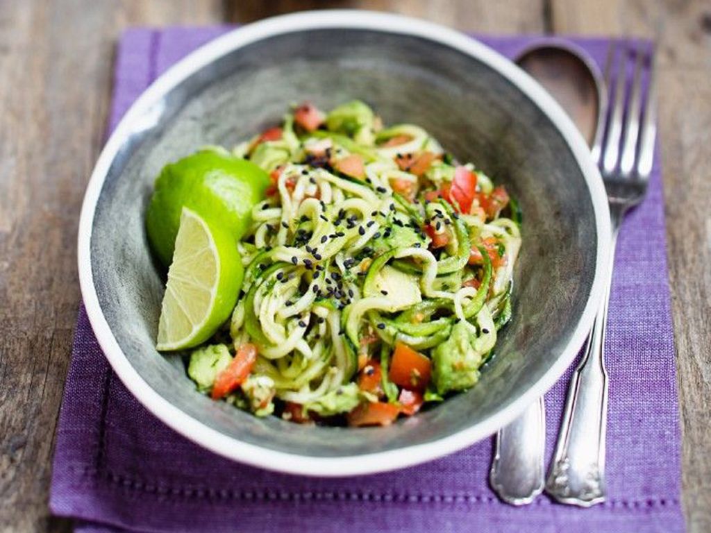 Zucchinisalat mit Tomaten Rezept | EAT SMARTER