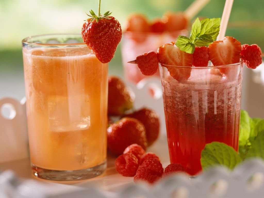 Zwei Frucht-Drinks Rezept | EAT SMARTER Zwei Frucht-Drinks Rezept | EAT SMARTER