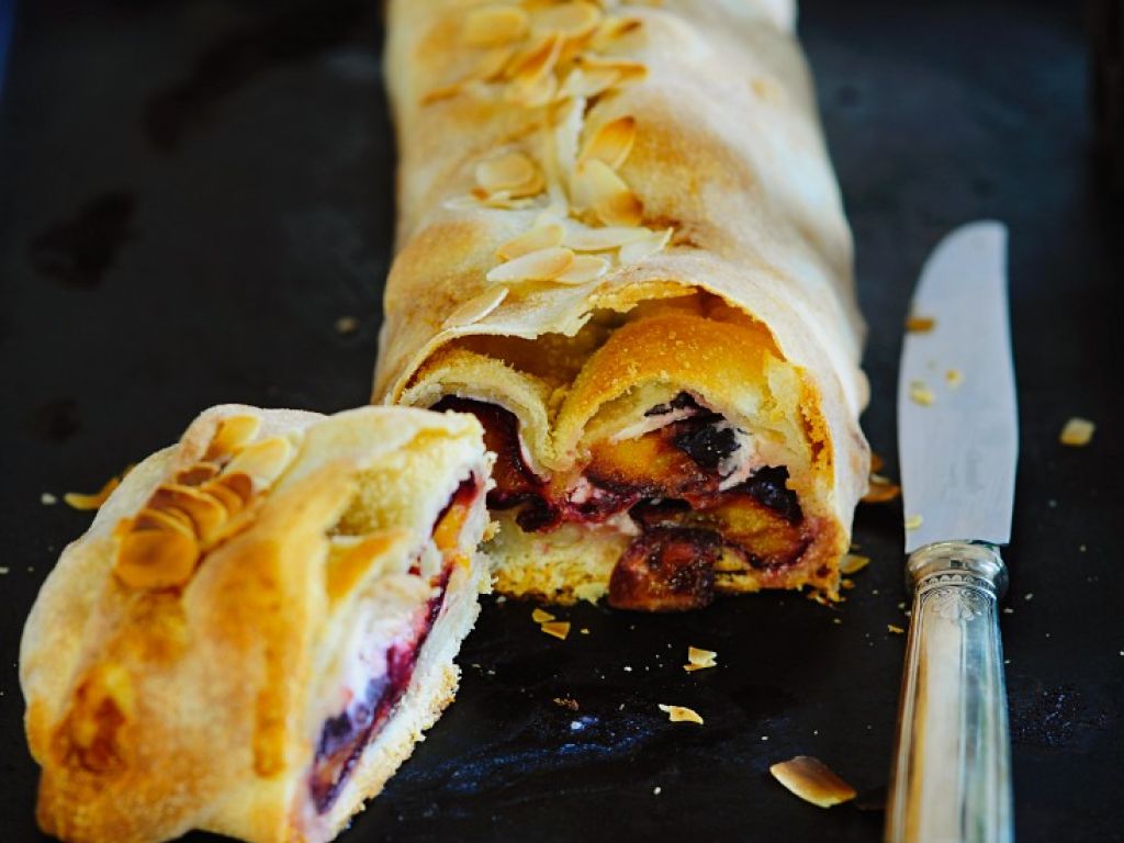 Zwetschgen-Mandel-Strudel Rezept | EAT SMARTER