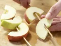 Apfelspieße in Mandelkaramell Zubereitung Schritt 4 Apfelspieße in Mandelkaramell Zubereitung Schritt 4