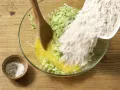 Biskuitrolle mit Tomaten und Pesto Zubereitung Schritt 2 Biskuitrolle mit Tomaten und Pesto Zubereitung Schritt 2