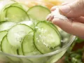 Brunnenkresse-Gurken-Salat Zubereitung Schritt 1 Brunnenkresse-Gurken-Salat Zubereitung Schritt 1