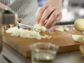 Cremige Pastinaken-Kartoffel-Suppe Zubereitung Schritt 1 Cremige Pastinaken-Kartoffel-Suppe Zubereitung Schritt 1