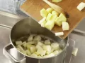 Cremige Pastinaken-Kartoffel-Suppe Zubereitung Schritt 3 Cremige Pastinaken-Kartoffel-Suppe Zubereitung Schritt 3
