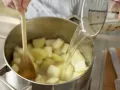 Cremige Pastinaken-Kartoffel-Suppe Zubereitung Schritt 4 Cremige Pastinaken-Kartoffel-Suppe Zubereitung Schritt 4