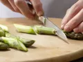 Fruchtige Spargelpfanne Zubereitung Schritt 1 Fruchtige Spargelpfanne Zubereitung Schritt 1