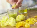 Garnelen-Pizza mit Artischockenherzen Zubereitung Schritt 2 Garnelen-Pizza mit Artischockenherzen Zubereitung Schritt 2