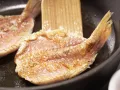 Gebratene Rotbarbenfilets Zubereitung Schritt 3 Gebratene Rotbarbenfilets Zubereitung Schritt 3