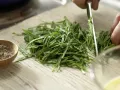 Geflügelsuppe grün-gelb Zubereitung Schritt 2 Geflügelsuppe grün-gelb Zubereitung Schritt 2