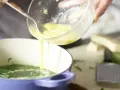 Geflügelsuppe grün-gelb Zubereitung Schritt 3 Geflügelsuppe grün-gelb Zubereitung Schritt 3