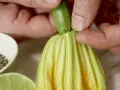 Gegrillte Zucchiniblüten Zubereitung Schritt 2 Gegrillte Zucchiniblüten Zubereitung Schritt 2