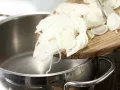Goldbraun gebratene Jakobsmuscheln Zubereitung Schritt 2 Goldbraun gebratene Jakobsmuscheln Zubereitung Schritt 2