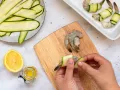Gratinierte Zucchini-Garnelen-Röllchen Zubereitung Schritt 2 Gratinierte Zucchini-Garnelen-Röllchen Zubereitung Schritt 2