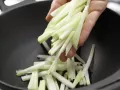 Grüner Bratreis aus dem Wok Zubereitung Schritt 4 Grüner Bratreis aus dem Wok Zubereitung Schritt 4