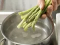 Grüner Spargel im Knusperteig Zubereitung Schritt 2 Grüner Spargel im Knusperteig Zubereitung Schritt 2