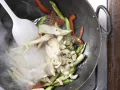 Hähnchen-Gemüse-Pfanne Zubereitung Schritt 6 Hähnchen-Gemüse-Pfanne Zubereitung Schritt 6