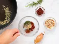 Hand-Pies mit Tomaten-Haselnuss-Rosmarin-Füllung Zubereitung Schritt 2 Hand-Pies mit Tomaten-Haselnuss-Rosmarin-Füllung Zubereitung Schritt 2