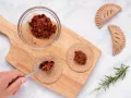 Hand-Pies mit Tomaten-Haselnuss-Rosmarin-Füllung Zubereitung Schritt 3 Hand-Pies mit Tomaten-Haselnuss-Rosmarin-Füllung Zubereitung Schritt 3
