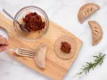 Hand-Pies mit Tomaten-Haselnuss-Rosmarin-Füllung Zubereitung Schritt 4 Hand-Pies mit Tomaten-Haselnuss-Rosmarin-Füllung Zubereitung Schritt 4