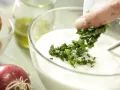 Hausgemachter Kräuter-Joghurt-Frischkäse Zubereitung Schritt 1 Hausgemachter Kräuter-Joghurt-Frischkäse Zubereitung Schritt 1