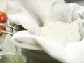 Hausgemachter Kräuter-Joghurt-Frischkäse Zubereitung Schritt 2 Hausgemachter Kräuter-Joghurt-Frischkäse Zubereitung Schritt 2