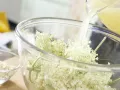 Holunderblüten-Gelee Zubereitung Schritt 2 Holunderblüten-Gelee Zubereitung Schritt 2
