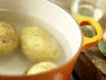 Kartoffel-Gnocchi mit Salbei, Parmesan und Traubensaft Zubereitung Schritt 1 Kartoffel-Gnocchi mit Salbei, Parmesan und Traubensaft Zubereitung Schritt 1