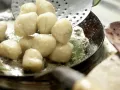 Kartoffel-Gnocchi mit Salbei, Parmesan und Traubensaft Zubereitung Schritt 11 Kartoffel-Gnocchi mit Salbei, Parmesan und Traubensaft Zubereitung Schritt 11