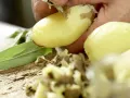 Kartoffel-Gnocchi mit Salbei, Parmesan und Traubensaft Zubereitung Schritt 4 Kartoffel-Gnocchi mit Salbei, Parmesan und Traubensaft Zubereitung Schritt 4