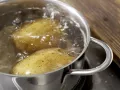 Kartoffel-Hack-Pizza Zubereitung Schritt 1 Kartoffel-Hack-Pizza Zubereitung Schritt 1