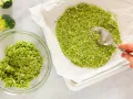 Keto-Brokkoli-Pizzafladen Zubereitung Schritt 1 Keto-Brokkoli-Pizzafladen Zubereitung Schritt 1