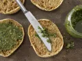 Knusprige Brötchen-Pizzen Zubereitung Schritt 2 Knusprige Brötchen-Pizzen Zubereitung Schritt 2