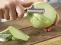 Kohlrabi-Rohkost Zubereitung Schritt 1 Kohlrabi-Rohkost Zubereitung Schritt 1