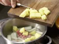 Kohlrabibrei mit Rinderhack Zubereitung Schritt 2 Kohlrabibrei mit Rinderhack Zubereitung Schritt 2