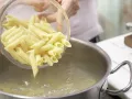 Lauwarmer Nudel-Gurken-Salat Zubereitung Schritt 6 Lauwarmer Nudel-Gurken-Salat Zubereitung Schritt 6